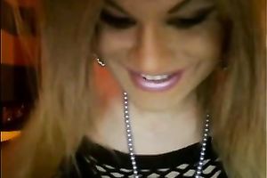 Sensual golden-haired tranny in front of a livecam in her fishnets