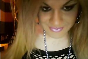 Sensual golden-haired tranny in front of a livecam in her fishnets