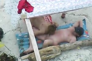 Amazing orall-service sex taped on the beach underneath the tent