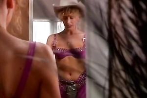 Horny and hawt wench with good arse shows her worthy arse