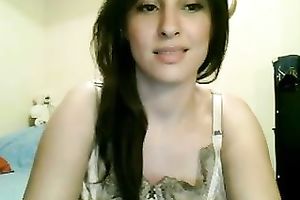 Super duper hawt playgirl with large bazookas disrobes on camera