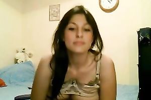 Super duper hawt playgirl with large bazookas disrobes on camera