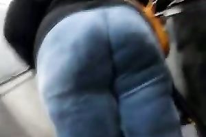 This babe can hypnotize any stud with her big bottom