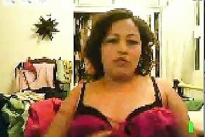 Plumpy big beautiful woman Latina cheating wife shows me her nifty butt on livecam