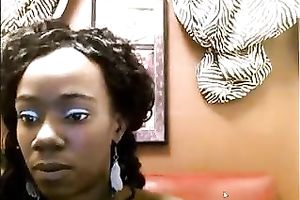 Webcam swarthy wench toys her cookie to agonorgasmos on the couch