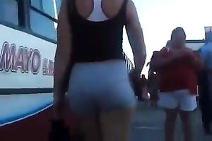 I am an wazoo dude and this honey in dangerously short shorts is fucking hawt