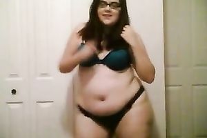 Cutie smiles like this babe is flirting with me on cam