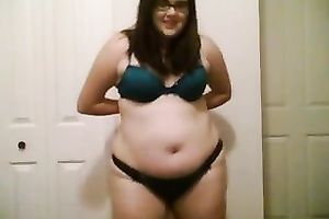 Cutie smiles like this babe is flirting with me on cam