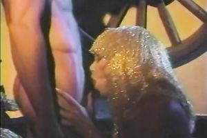 Slutty and smutty floozy in golden wig sucks the ramrod