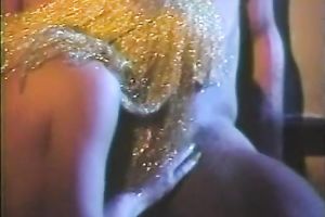 Slutty and smutty floozy in golden wig sucks the ramrod