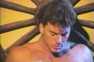 Slutty and smutty floozy in golden wig sucks the ramrod