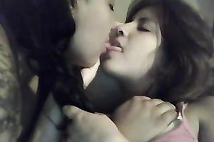 Two excellent lesbos making out and engulfing every other's toes