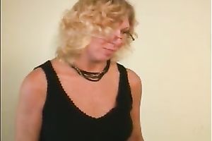 Slutty aged doxy acquires on her knees and gives me a damn fine oral-job