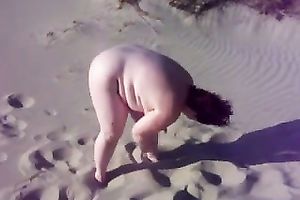 Fat doxy feels comfortable being undressed all the time