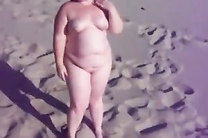 Fat doxy feels comfortable being undressed all the time