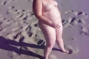 Fat doxy feels comfortable being undressed all the time