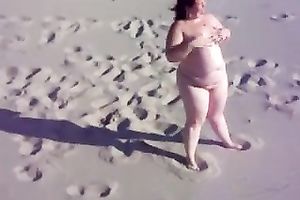 Fat doxy feels comfortable being undressed all the time