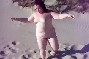 Fat doxy feels comfortable being undressed all the time