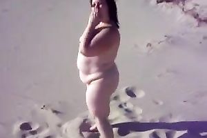 Fat doxy feels comfortable being undressed all the time