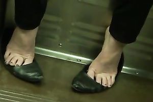 Amateur woman teases with her pleasant toes on a educate