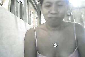 Mature cam Filipina wench plays with her diminutive milk cans