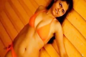 Gorgeously sexy Indian nympho knows how to pose for the camera