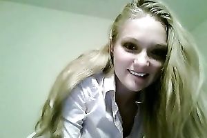 Long-haired web camera blond finger-fucks her vag to big O