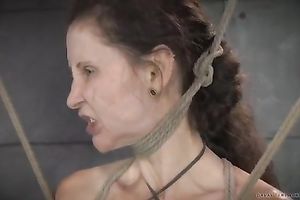 Dissolute mamma receives clips on her vagina lips from her dominatrix