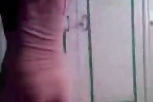 When that babe dances like this the entire worlds stops and stares for a whilst