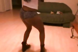 Bootylicious ex GF enjoys twerking her booty in homemade solo episode