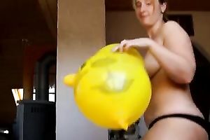Amateur blond plays with a balloon in homemade solo