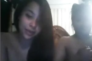 Two hawt Indian babes expose their undressed melons and kiss on livecam