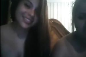 Two hawt Indian babes expose their undressed melons and kiss on livecam