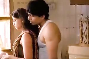 Indian beauty allows her paramour to kiss her body indoors