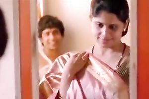 Indian beauty allows her paramour to kiss her body indoors