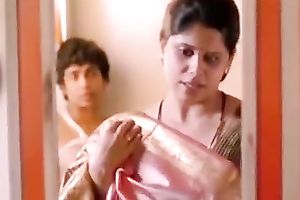 Indian beauty allows her paramour to kiss her body indoors