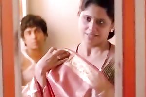 Indian beauty allows her paramour to kiss her body indoors