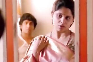 Indian beauty allows her paramour to kiss her body indoors