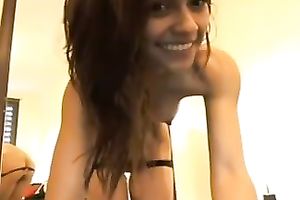Charming Latina shows her consummate body for the livecam