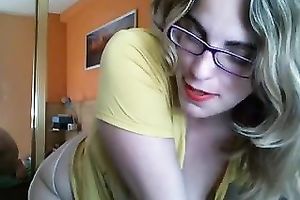 Bosomy non-professional blond shows her cleavage for the livecam