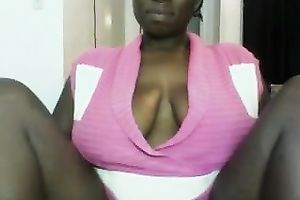 This ebon cam-whore flashes her large saggy breasts