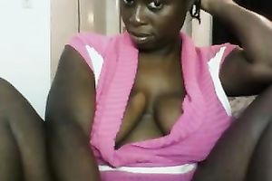 This ebon cam-whore flashes her large saggy breasts