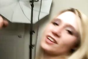 Hot photoshoot model gives oral pleasure to a photographer