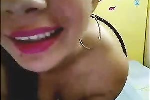 Brunette livecam chick with the sweetest face flashing goodies