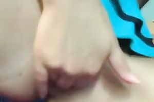 Slutty playgirl masturbates until squirting with a jism