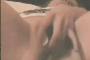 Horny slut fingers her cookie previous to toying it ardently