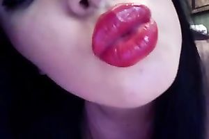 Brunette bombshell teases me with her incredibly hawt lips