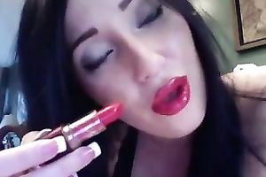 Brunette bombshell teases me with her incredibly hawt lips