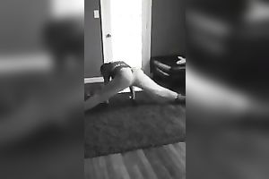 This neat babe with a good bum knows how to dance and look hawt doing it