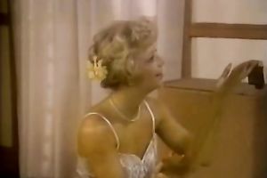 Two sexually excited bitches with worthwhile shapes have enjoyment on the daybed